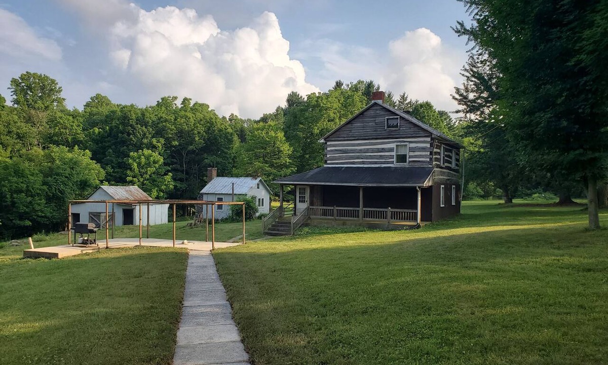 Smithsburg Other | Farmhouse situated in the mountains with AC and modern amenities