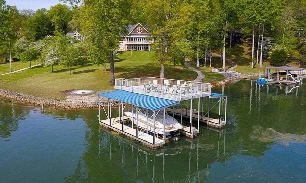 La Follette House | Field of Dreams HUGE 6500 SQ Ft Dream Retreat Flat Shoreline in Deerfield Resort