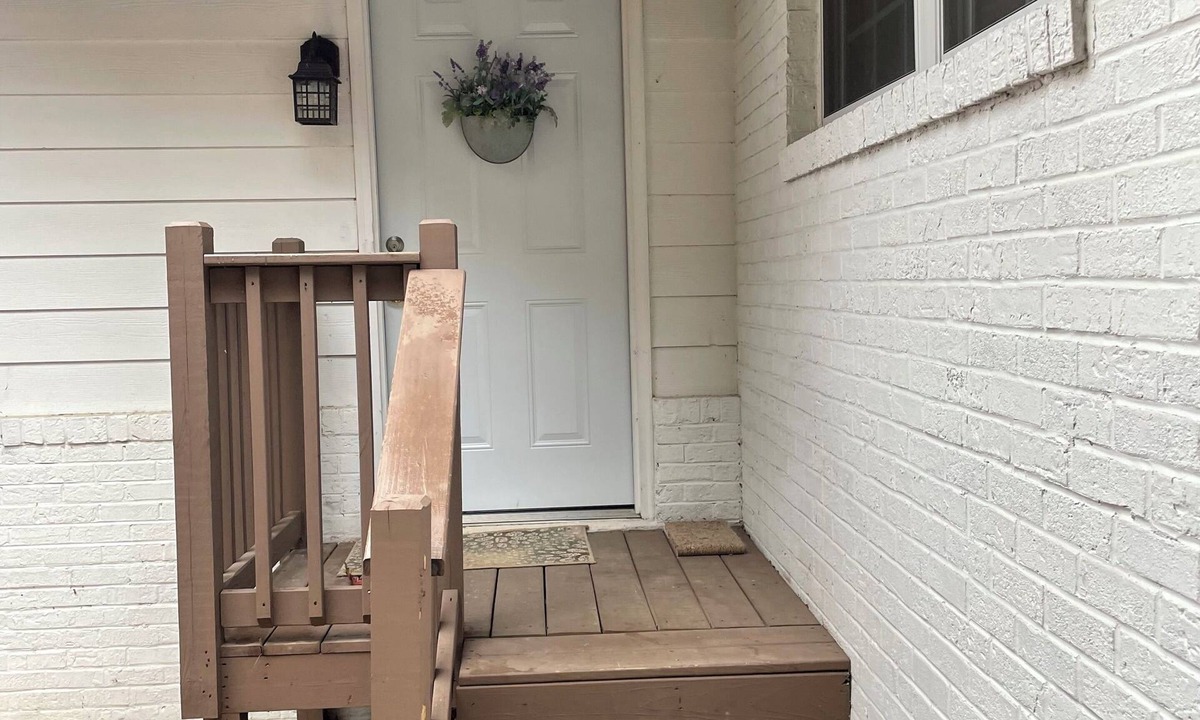 Hapeville Apartment | SPORTS FANS STAY HERE! Excellent location minutes from Atlanta Airport and STADIUM