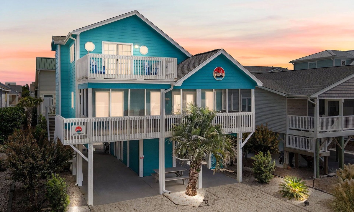 Sunset Beach House | Filmed for HGTV! 5 STARS! Mini Golf! Updated, contemporary, relaxing, & clean.