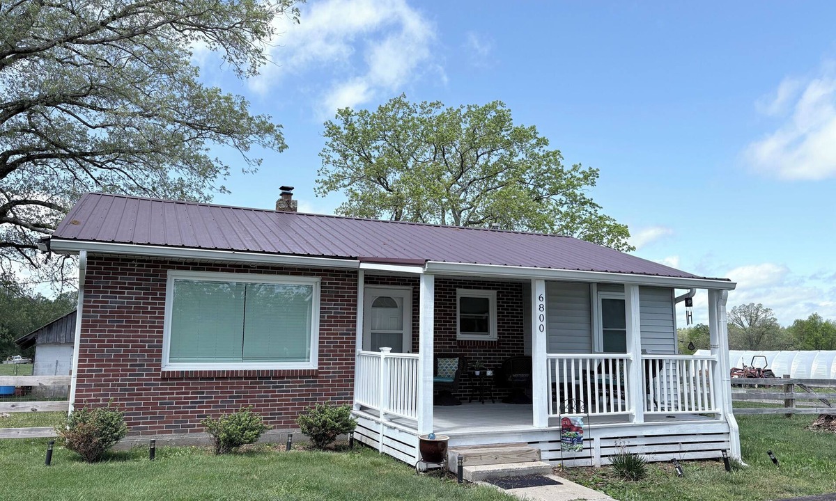Crossville House | Finely appointed 3-bedroom farmhouse with AC in charming Pleasant Hill