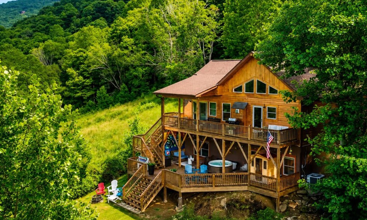 Maggie Valley Cabin | Fireflies & S'mores - Games, Hot Tub/Sauna & Views