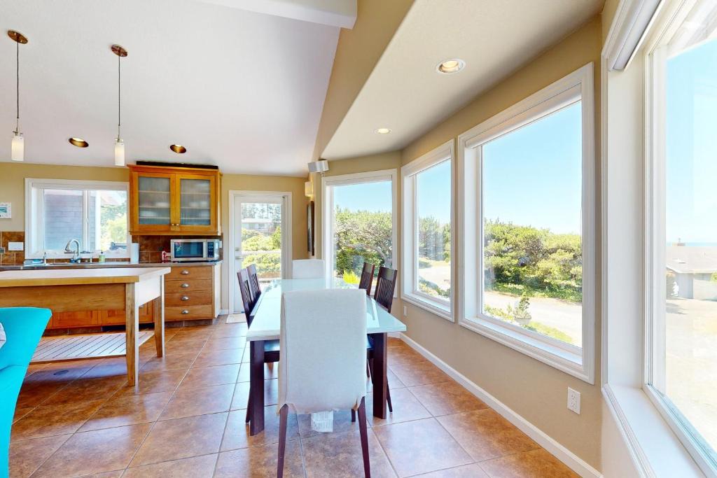 Oceanside House | Firepit Lagoon