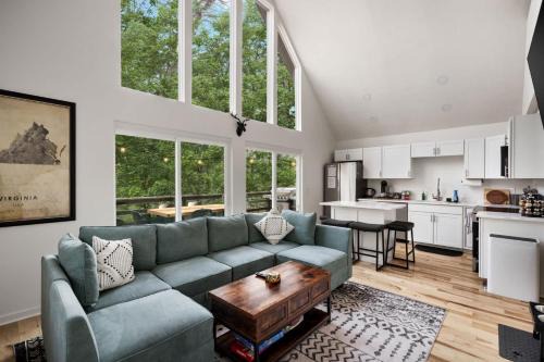 Mount Jackson House | Fireplace Grill Games & Dogs near Bryce Resort