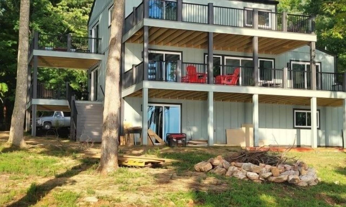 Moneta Villa | Flat lot w Sandy Beach, Kayaks, wifi