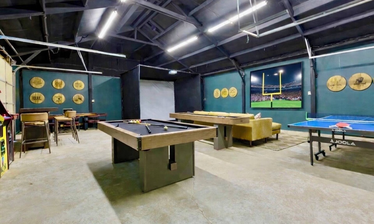 Shelbyville House | Flint Ridge Reserve - Sleeps 29 Heated PoolHotTub - Golf Sim - Arcade - Games