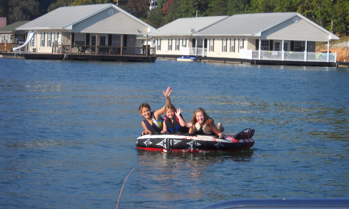 La Follette Boat Rental | Floating Holiday #1 on Norris Lake at Springs Dock Marina.