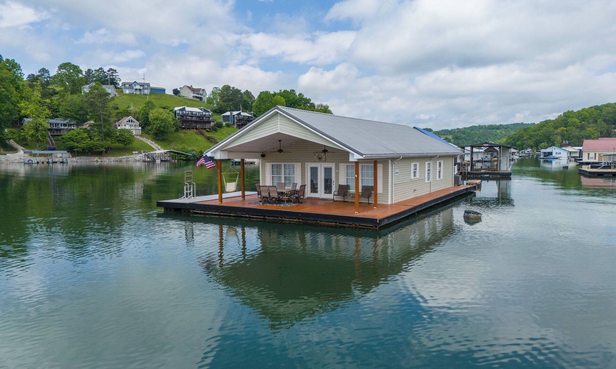 La Follette Boat Rental | Floating Holiday #4 on Norris Lake at Springs Dock Marina. Front Row View!