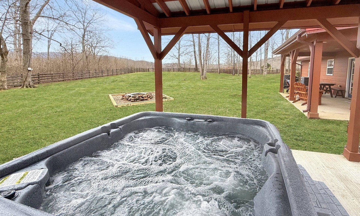 Rising Fawn Cabin | Free Ruby Falls Ticket & More- 2 cabins-one with hot tub & one lakefront fishing -for larger groups