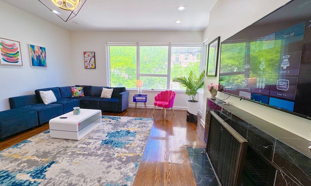 Rush and Division Apartment | French design Luxurious Downtown 3br+2ba/sleeps 8