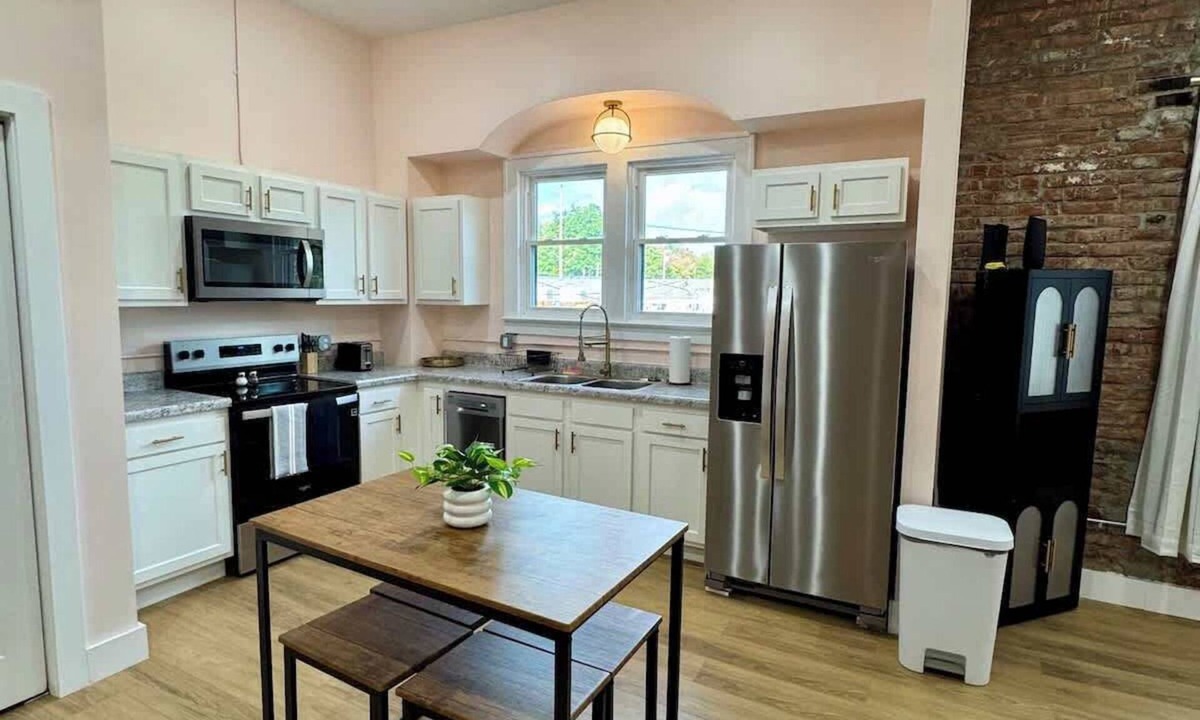 Cape Girardeau Apartment | Fresh & Cozy Retreat w/King Bed · By KeenStays