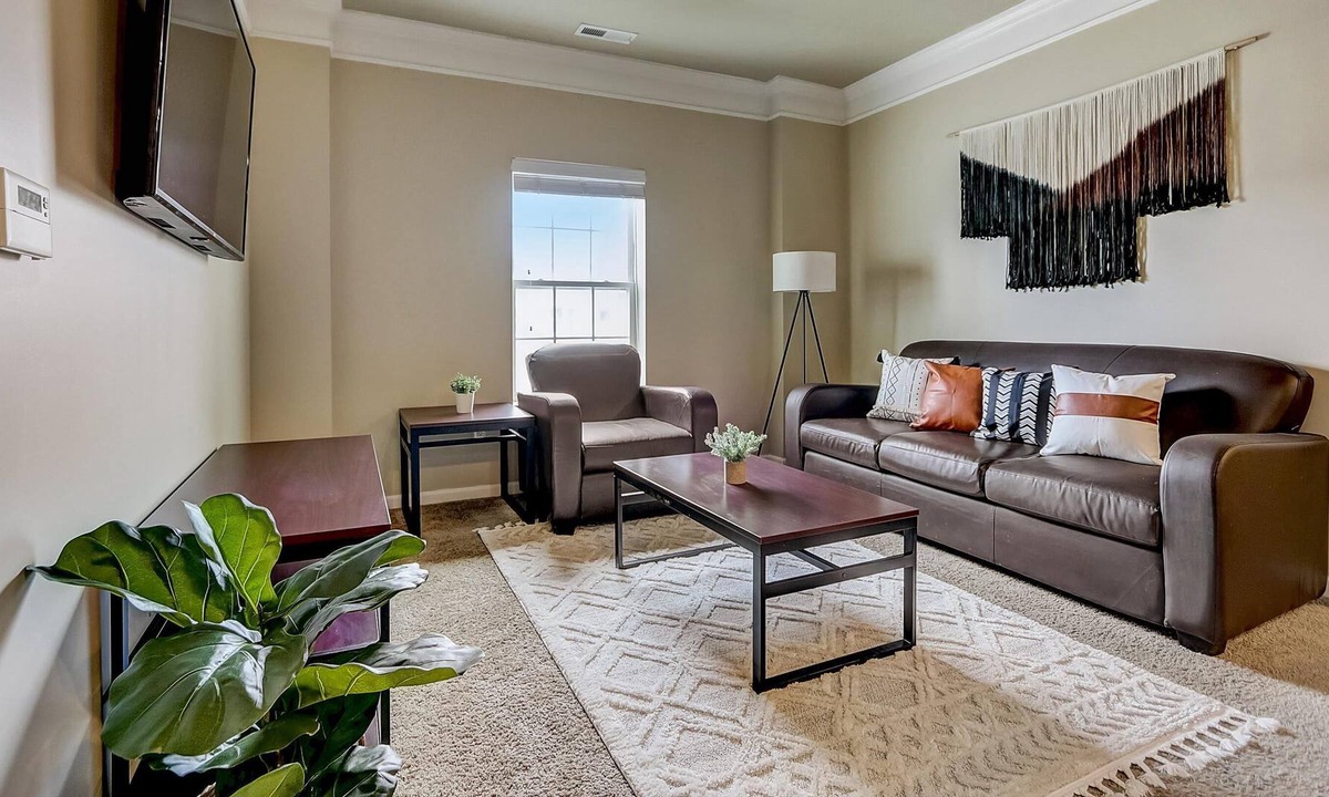 Roseland Apartment | Frontdesk | 2 BR Near Notre Dame