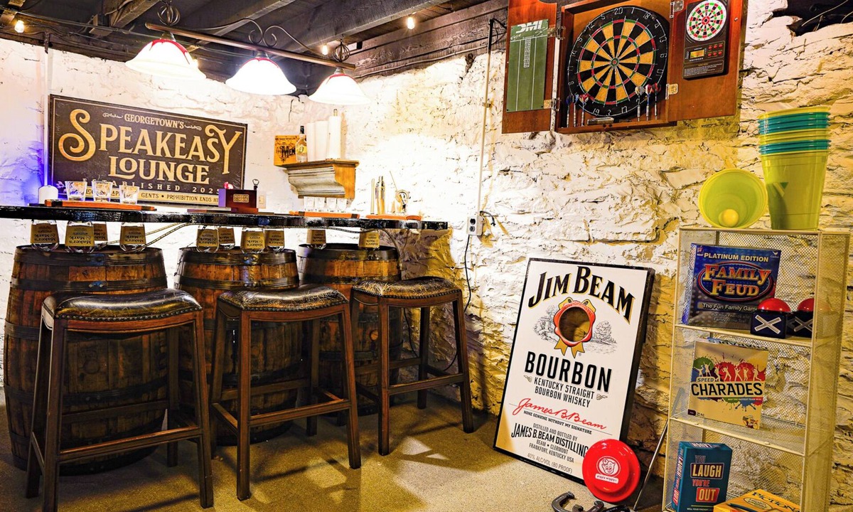 Georgetown House | Fun Getaway?Georgetown Speakeasy/private bar(BYOB)hot tub/pool table/Bourbon Trl