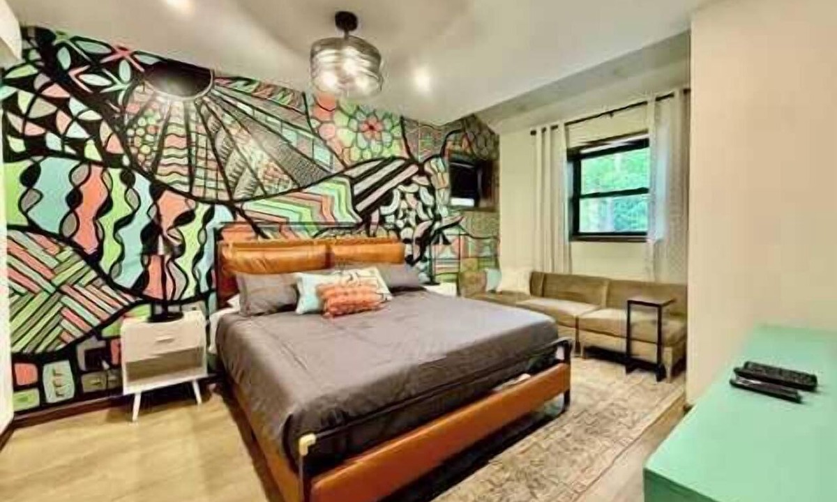 Buechel Apartment | Funky & fun, secret room, games, puzzles. Sleeps 5