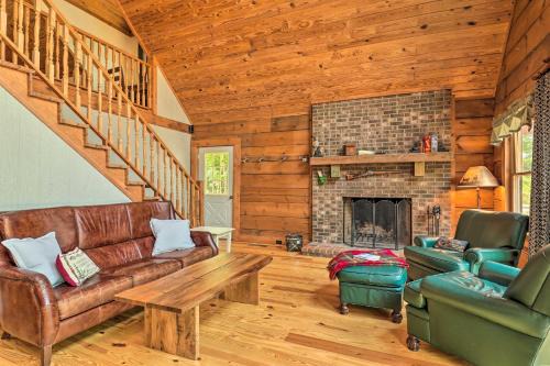 Lynn House | Game Room! Lakefront Family Cabin in Landrum