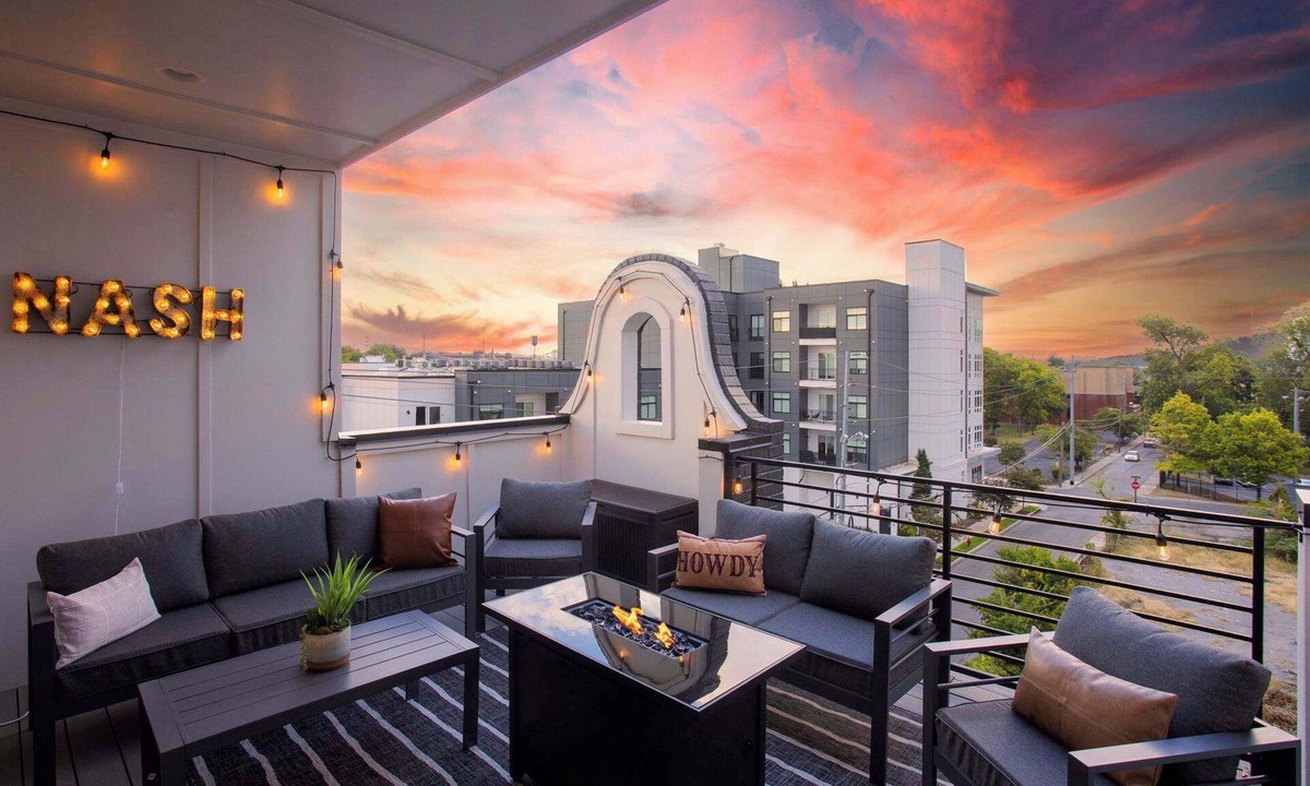 Buena Vista House | Gated Luxury in Nashville: Rooftop Views+Fire Pit