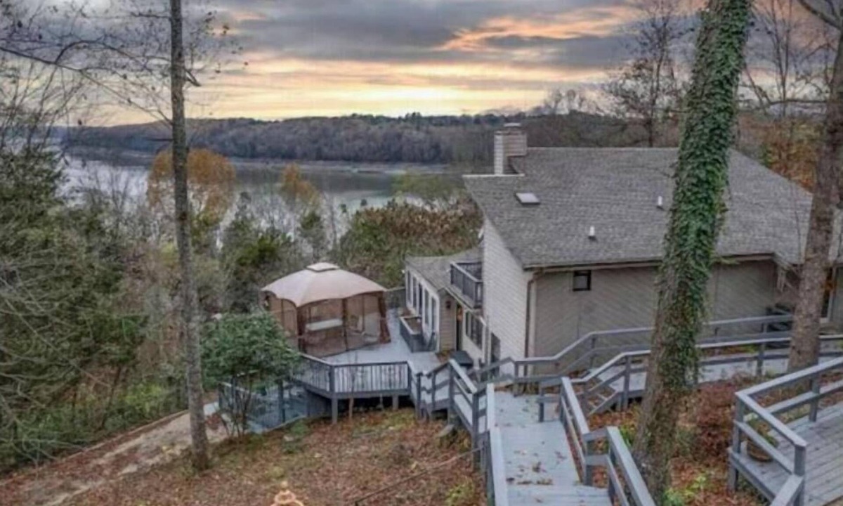 Bronston House | Gathering Place Cumberland Lake