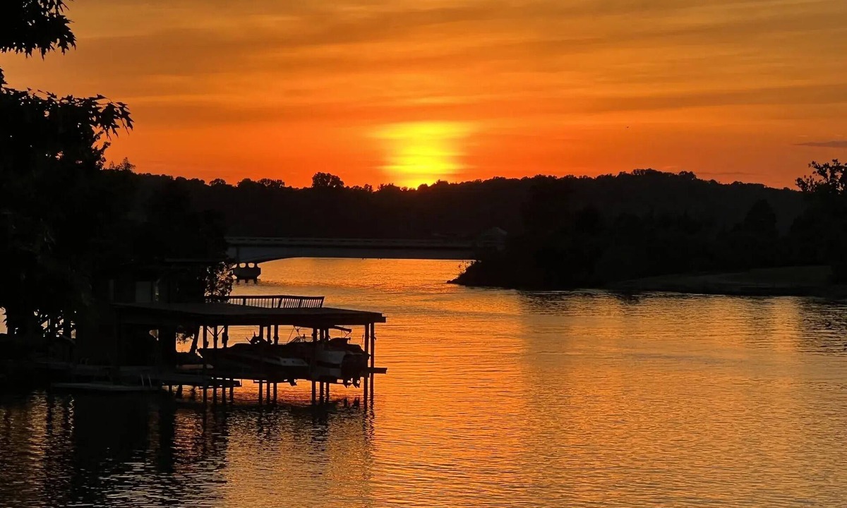 Moneta House | Gentle Slope Lakefront beautiful sunset,6Bds,4.5Bas, kayaks,paddleboards,firepit