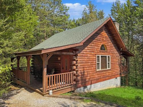 Farmville House | Getaway Cabin | Hot tub + Fire Pit + Trail Access