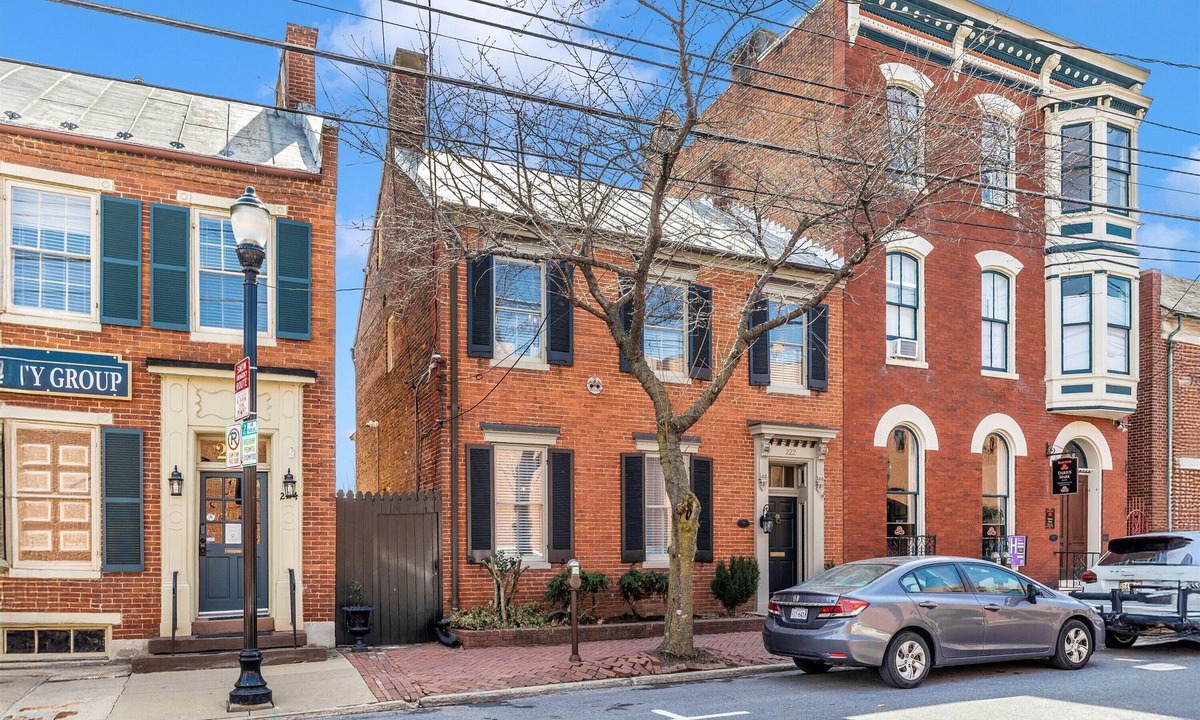 Downtown Apartment | Gilded Age Getaway: Sleeps 6, free garage parking