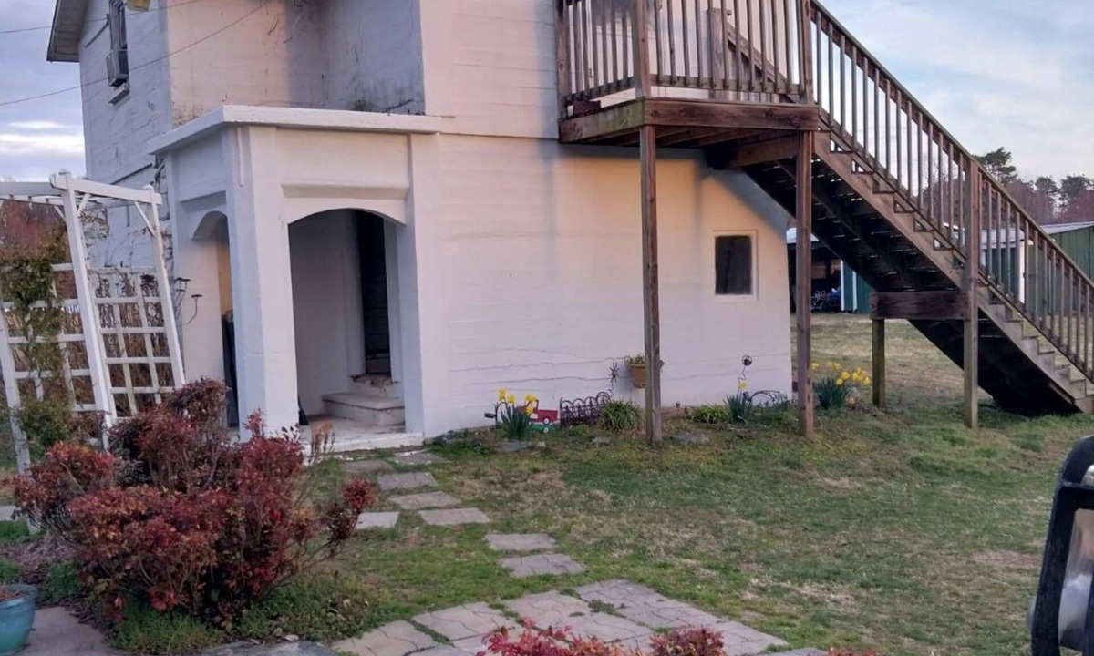 McLeansville House | Glamping in our 100 year old rustic bunkhouse on a 20 acre working horse farm !