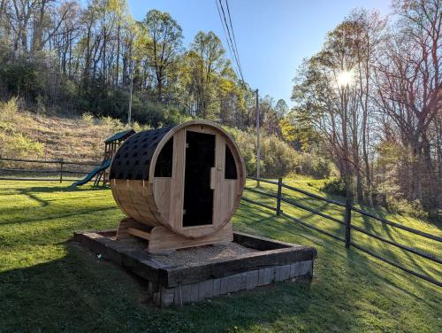 Mount Nebo House | Glamping Retreat near Summersville Lake: Luxurious Cabin with a Hot Tub in Mt Nebo, WV