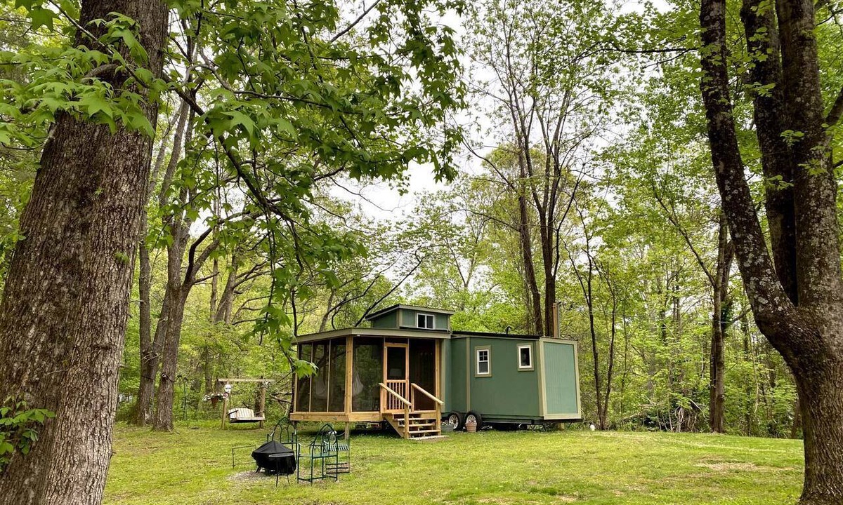 Signal Mountain Cabin | Glamping Tiny House Situated in the Tennesse Woods for a Tranquil Escape near Chattanooga