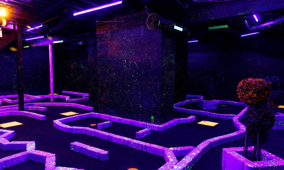 Georgetown House | Glow In The Dark Putt Putt Experience - Hot Tub - Sauna - Swing Fire Pit