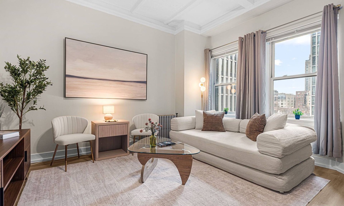Gold Coast Apartment | Golden Suite on State St | Steps to Oak St Beach & Magnificent Mile | Sleeps 4
