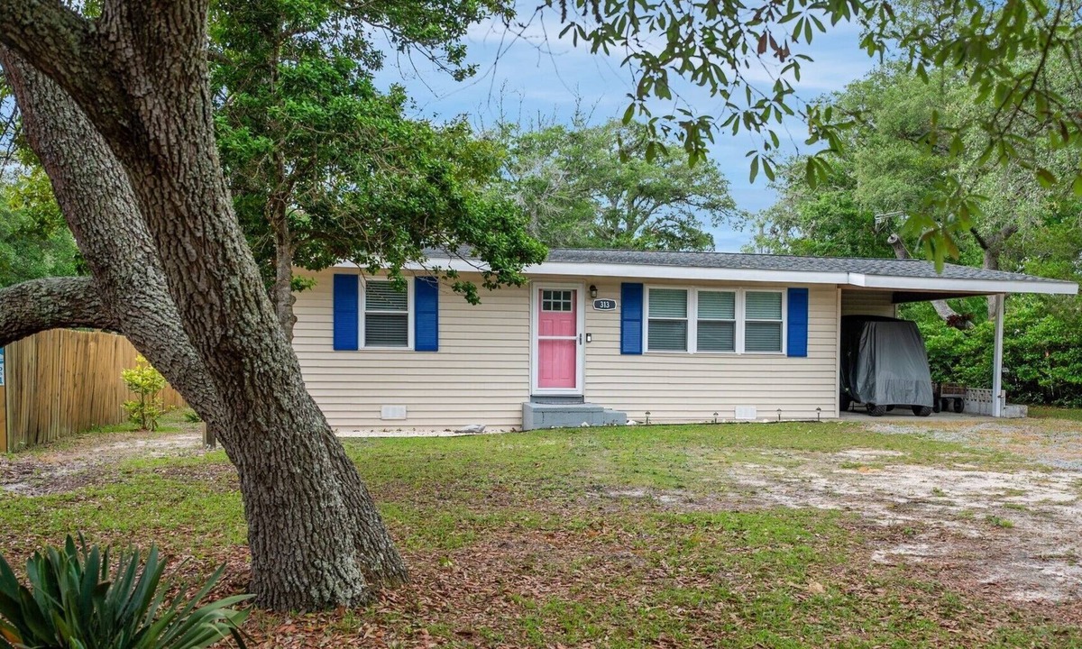 Long Beach Cottage | GOLF CART Incl Oak Island Cottage-Pet-friendly,Porch,Near beach,pier,restaurants