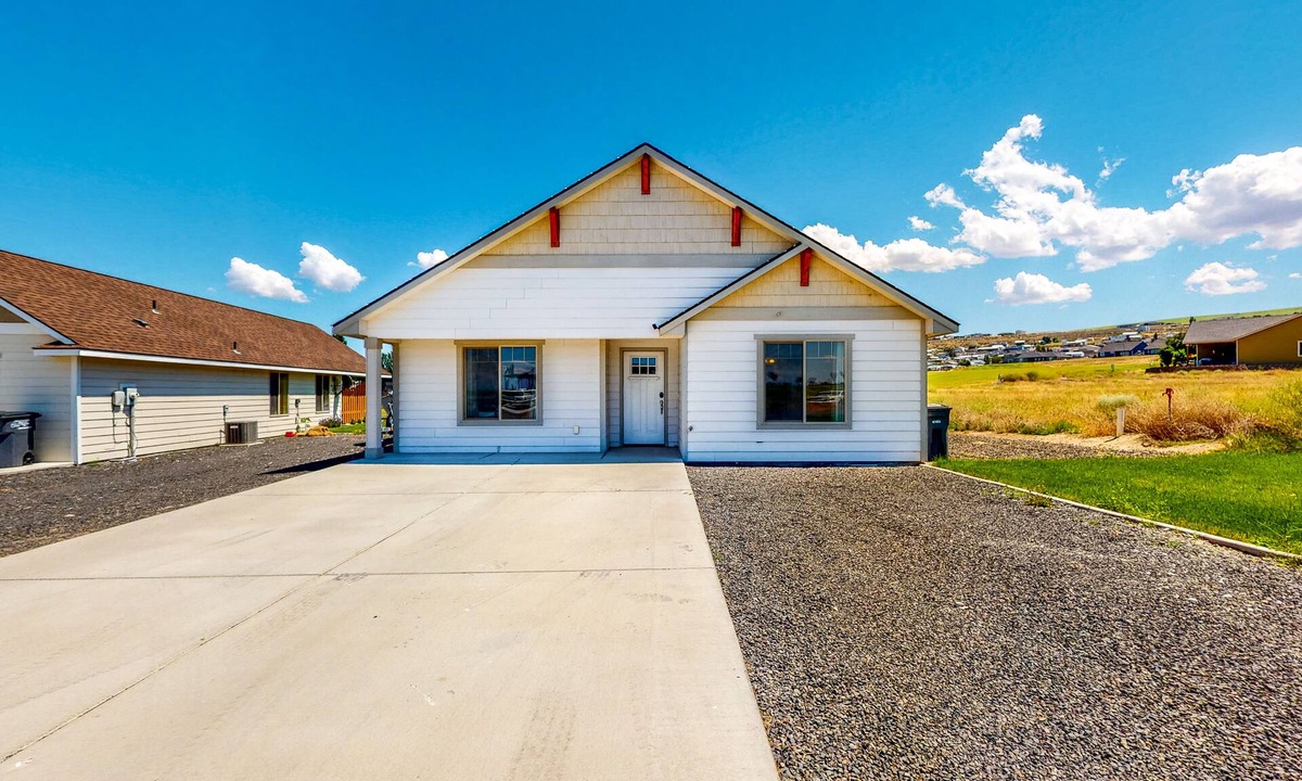 Moses Lake House | Golf course getaway on 5th hole, across from Potholes State Park - dog-friendly