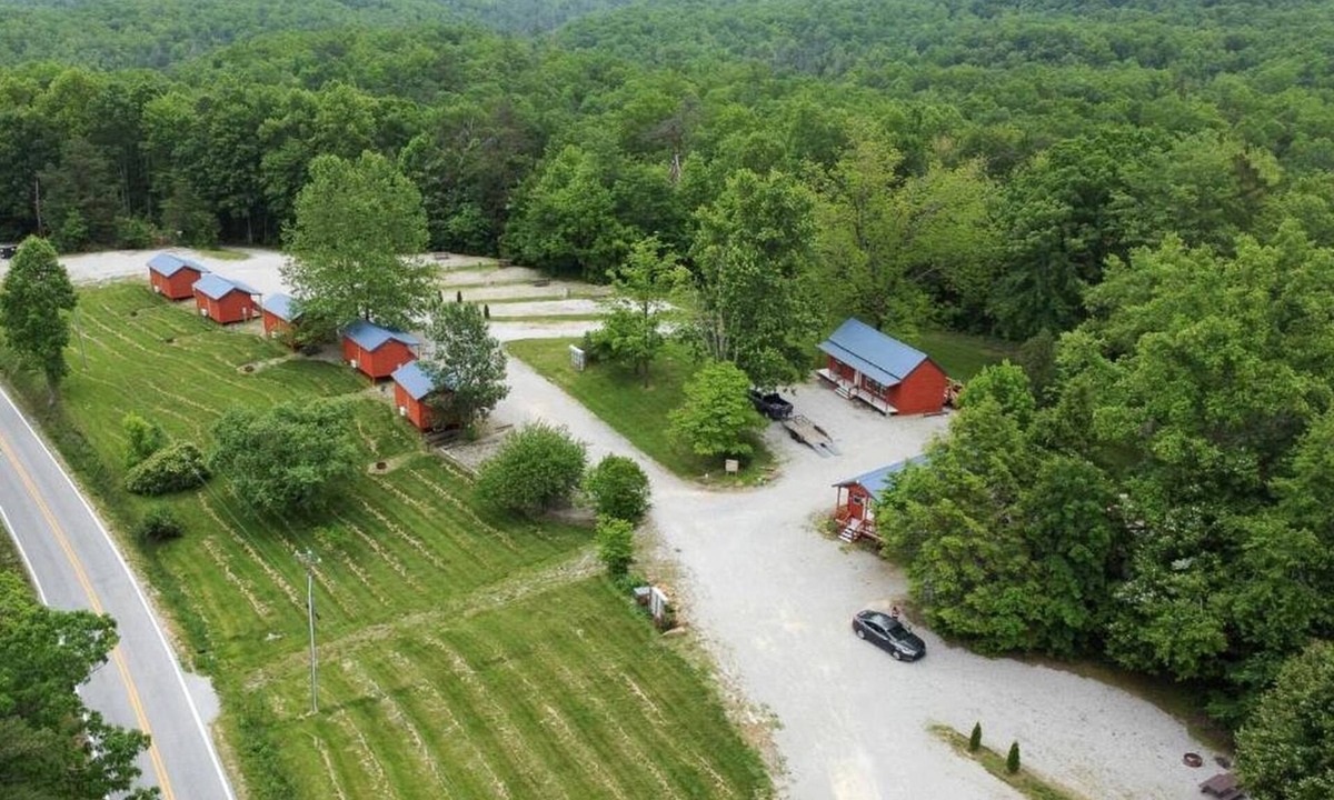 Jamestown Cabin | Gorgeous Cabin Surrounded by Trees in Jamestown, Tennessee