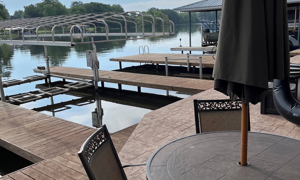 Monticello House | Gorgeous lake front cottage. Enjoy those summer nights on the lake