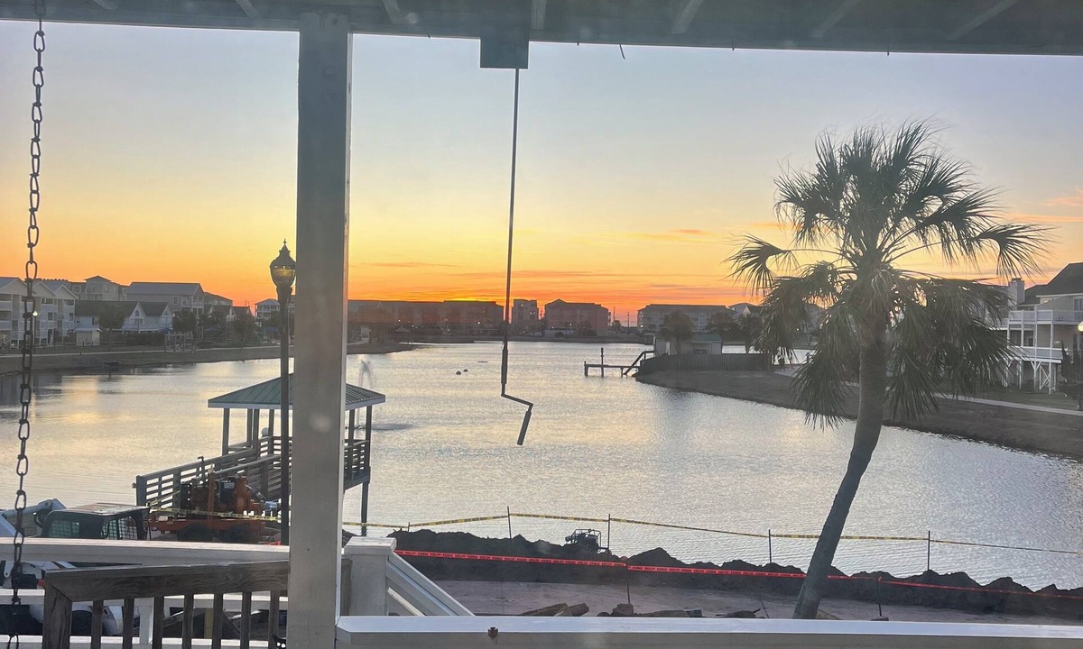 North Carolina Coast House | Gorgeous Lake Views. Walk to the beach, boardwalk, Farmers Market & more!