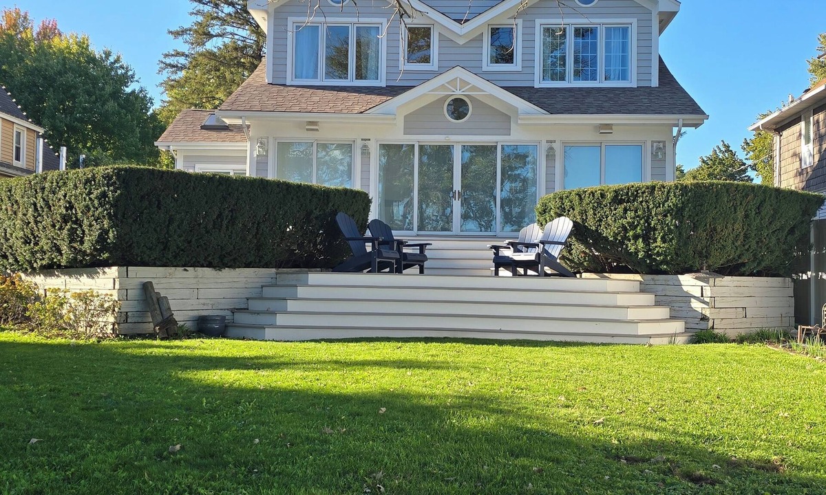 McHenry House | Gorgeous Riverside Retreat on the water-walking distance to Riverwalk & downtown