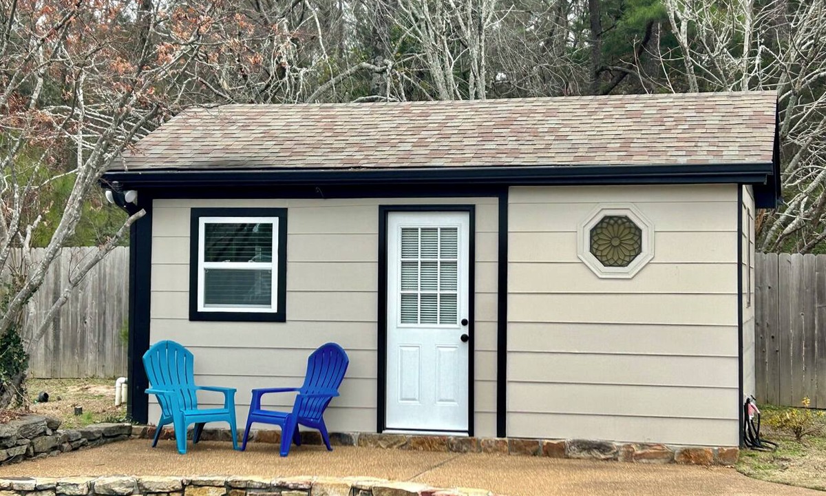 Ellendale Cottage | Gorgeous studio cottage in Memphis perfect for a cozy getaway