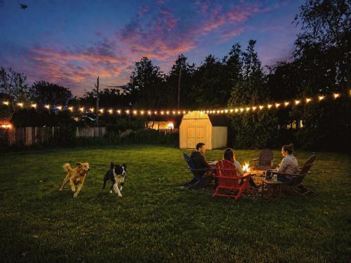 South Bend House | Great for Groups & Reunions, Pet Friendly Ranch, Huge Fenced Yard, 5 min to ND