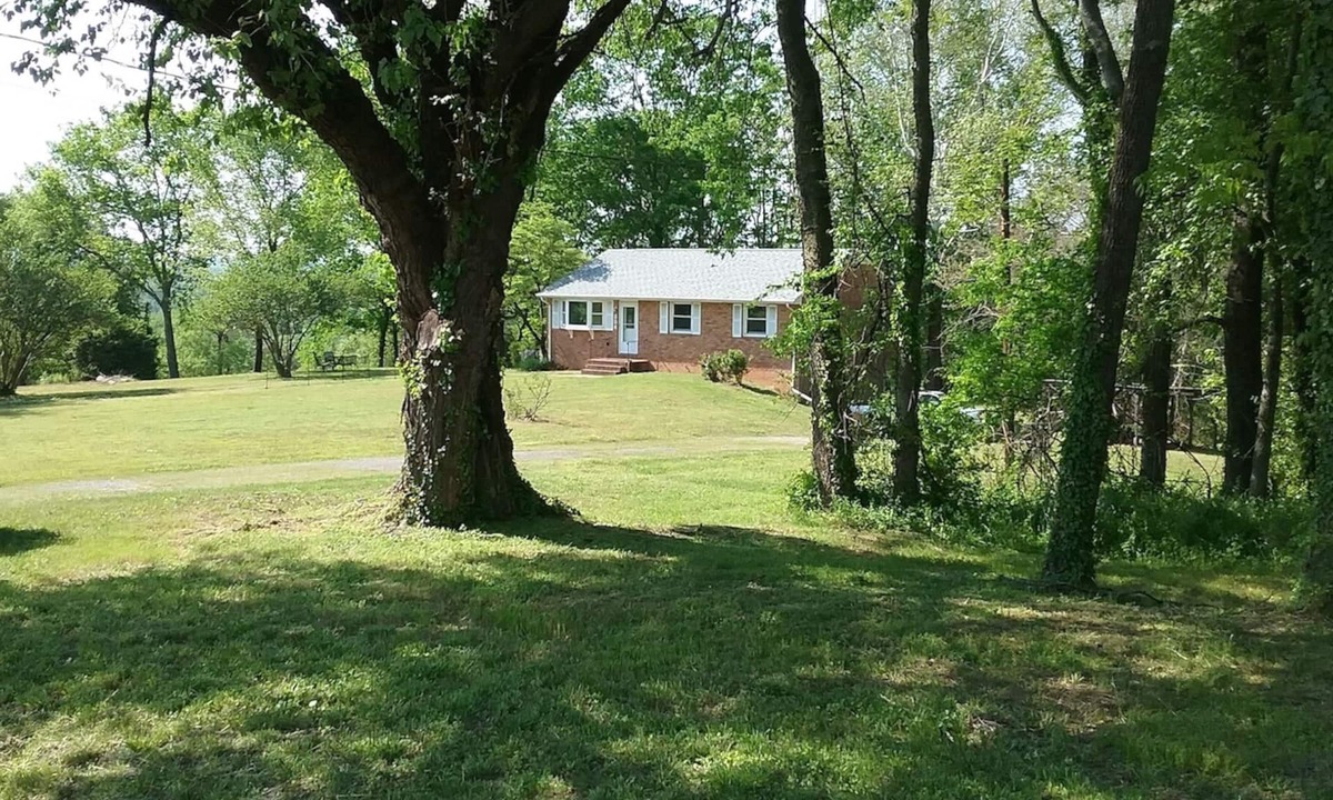 Mosby House | Guest Lodging near Richmond, VA. Close to Osborne Landing. Parking for boats.