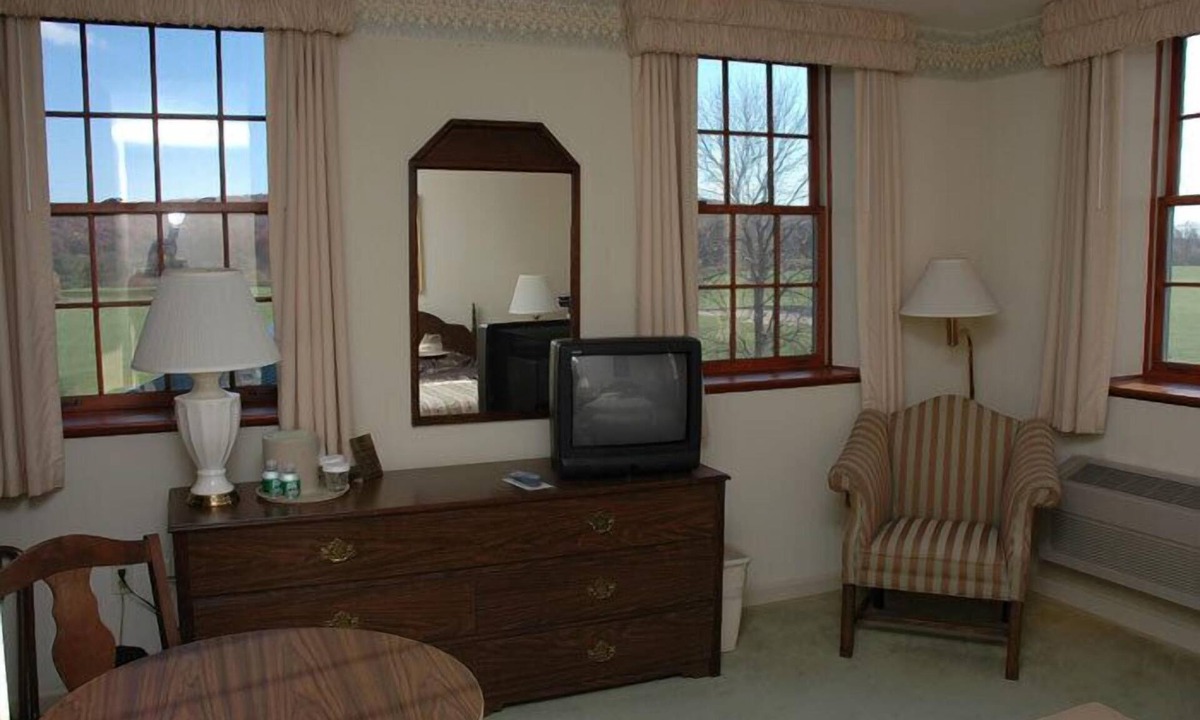 Abbottstown Hotel | Guest Quarters at The Bridges Golf Club