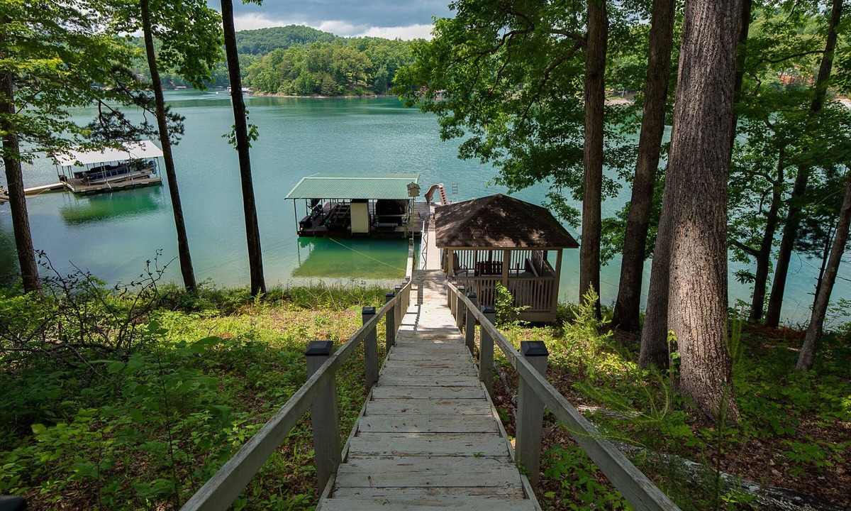 Big Creek House | Hakuna Matata = No Worries Huge Lakefront Home Private Dock Florida Room