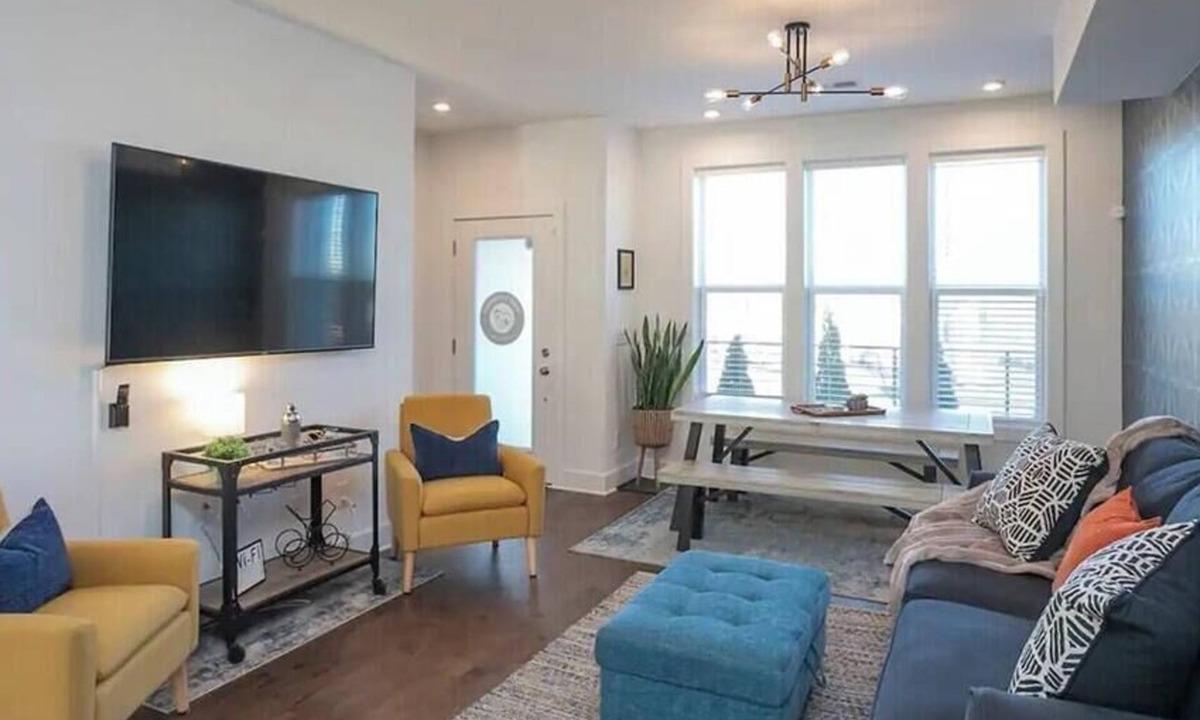 Madison House | Hank's Hangout 24–Rooftop Deck–Sleeps 8
