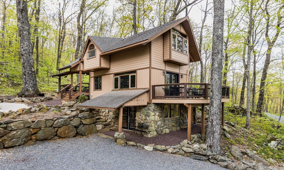 Roseland Ski Chalet | Hansel 'n Gretel: Wood Stove Grill Firepit Dogs OK