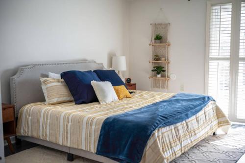 Goodview Apartment | Harbor Ridge - Lakefront Retreat, Great Views, Pool and Dock Access!