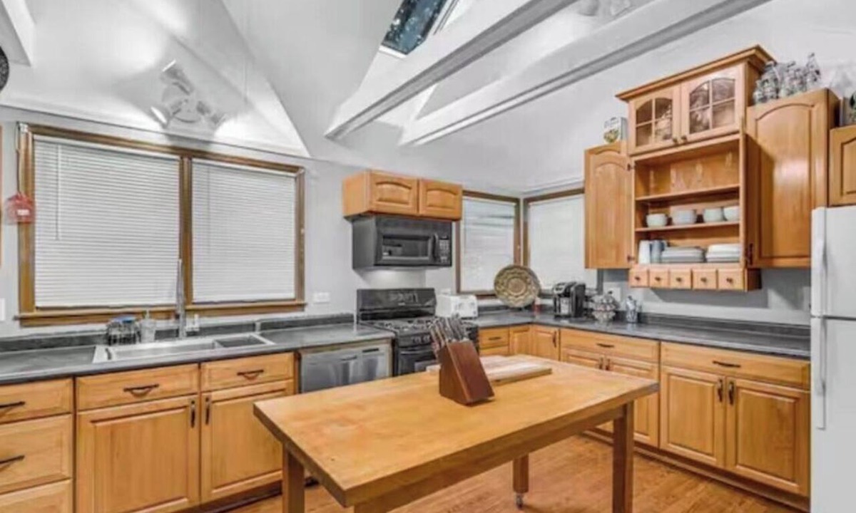Gary House | Hardrock Hide-Away! 5-bedroom house with 5 queen beds. Close to Casino