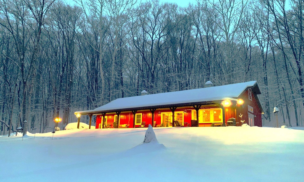 Marshall House | Harmony Hollow barndominium with hot tub near Sugar Creek