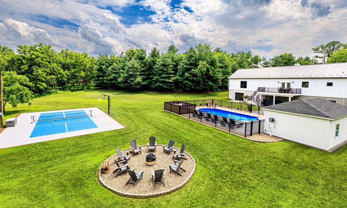 Biglerville House | Haven 651, Modern Luxury near Historic Gettysburg and Liberty Mountain Ski Resort - Your Exclusive Escape! Private Seasonal Pool, Hot Tub, Pickleball, and even a Playground!