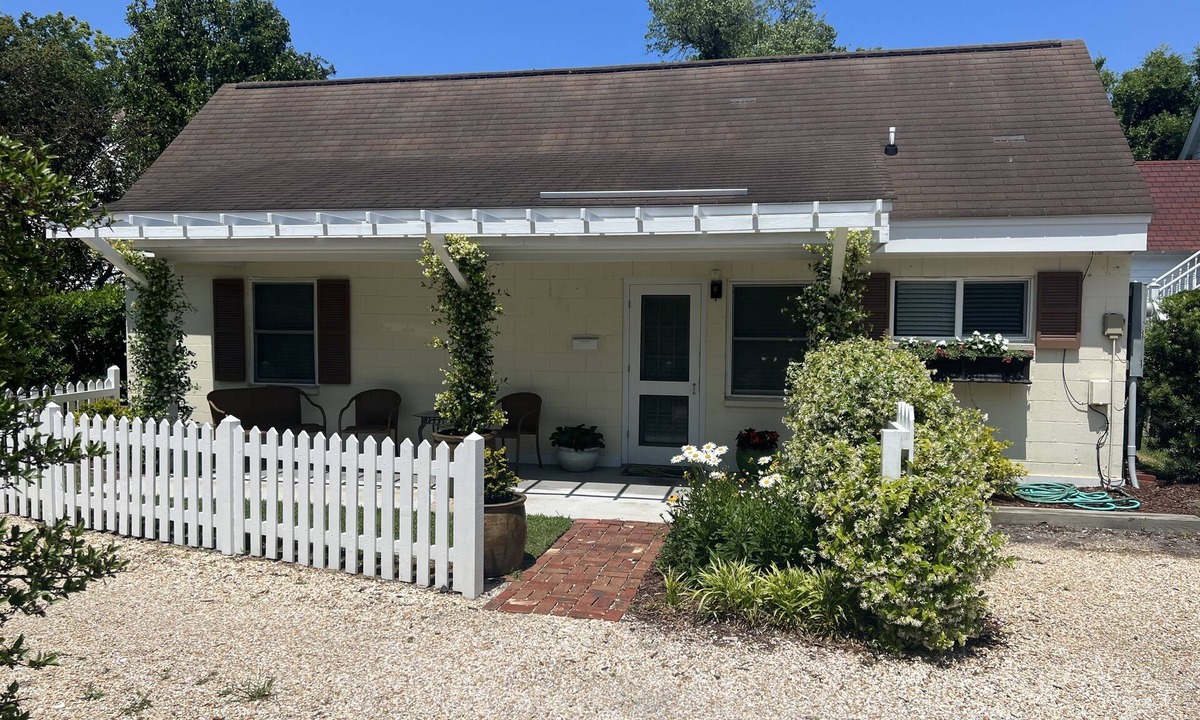 Morehead City Cottage | Heart of Historic Beaufort - 129 Craven Street 300 feet from Beaufort Waterfront