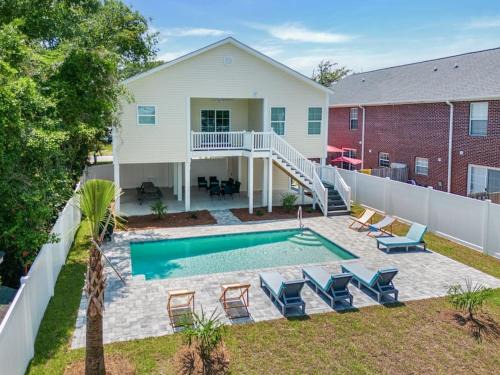 North Myrtle Beach House | Hibiscus Hideaway Walk to Beach and Main Street