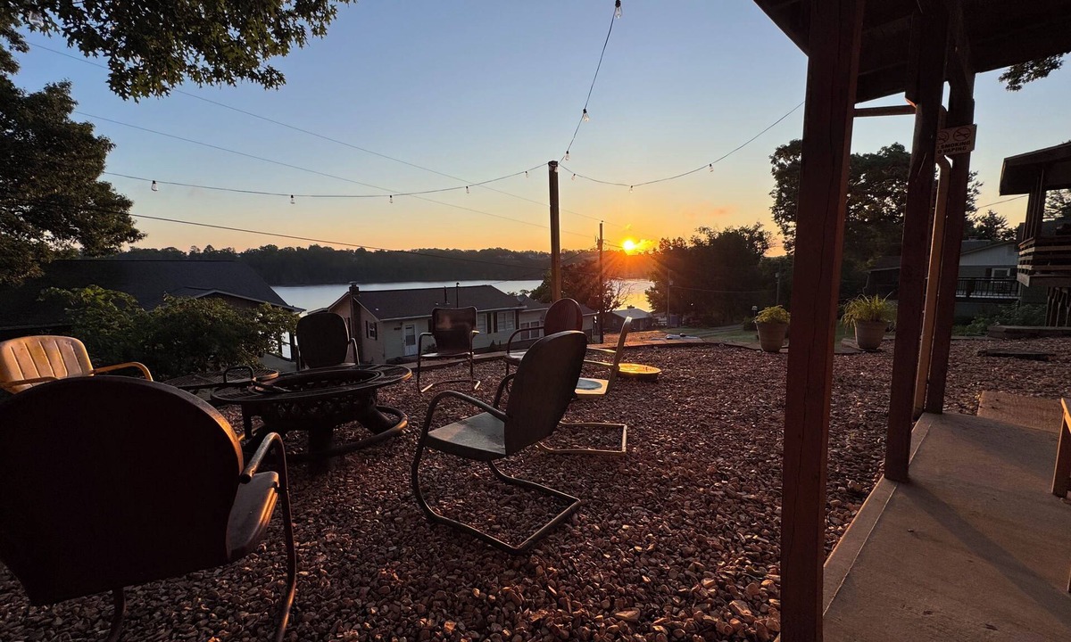 Shell Knob House | Hidden gem Shell Knob, MO! Lake views, boat parking, 2 min walk to water!