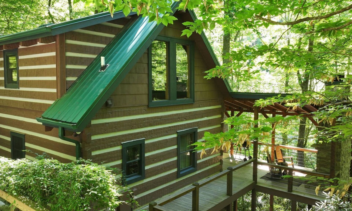 Topton Cabin | Hideaway-Pet Friendly, Luxury Cabin Rental, Private Deck on Creek, Hot Tub, Fireplace, Fishing, Waterfalls, Rafting-Nantahala NC.